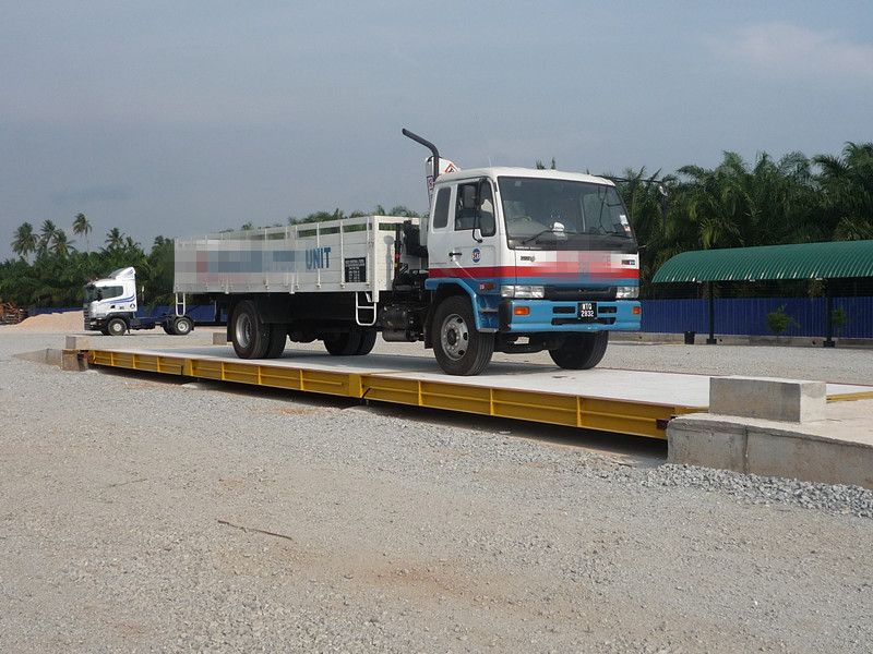 Truck scale with concrete structure